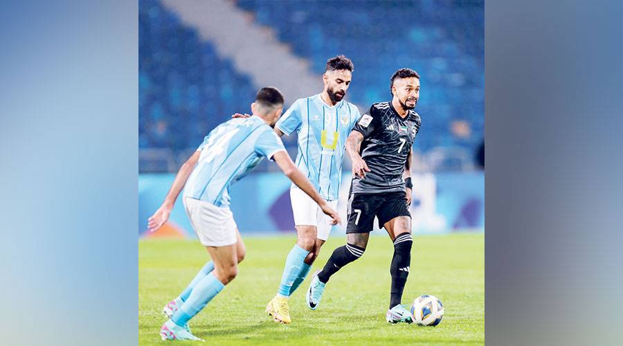  كايو يحاول المرور خلال مباراة الفيصلي 