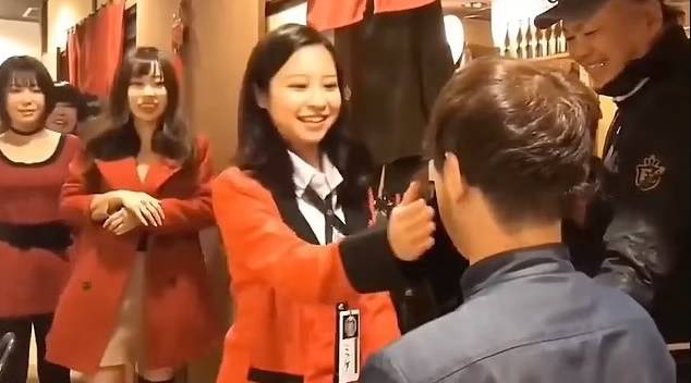 نادلة تصفع زبوناً