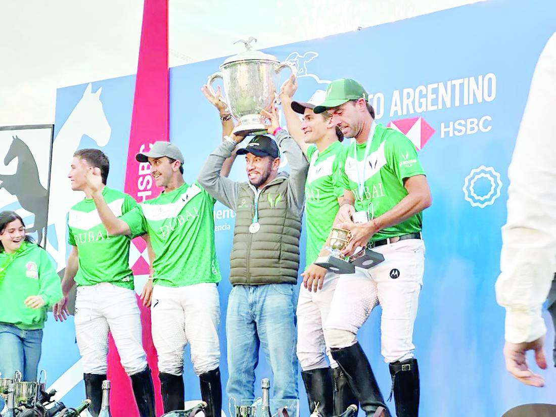 علي البواردي يحمل الكأس الغالية