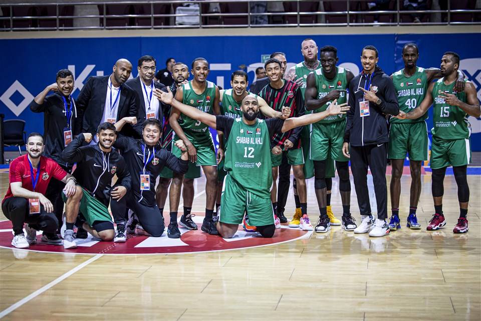 شباب الأهلي يحتفل بالفوز على كاظمة 