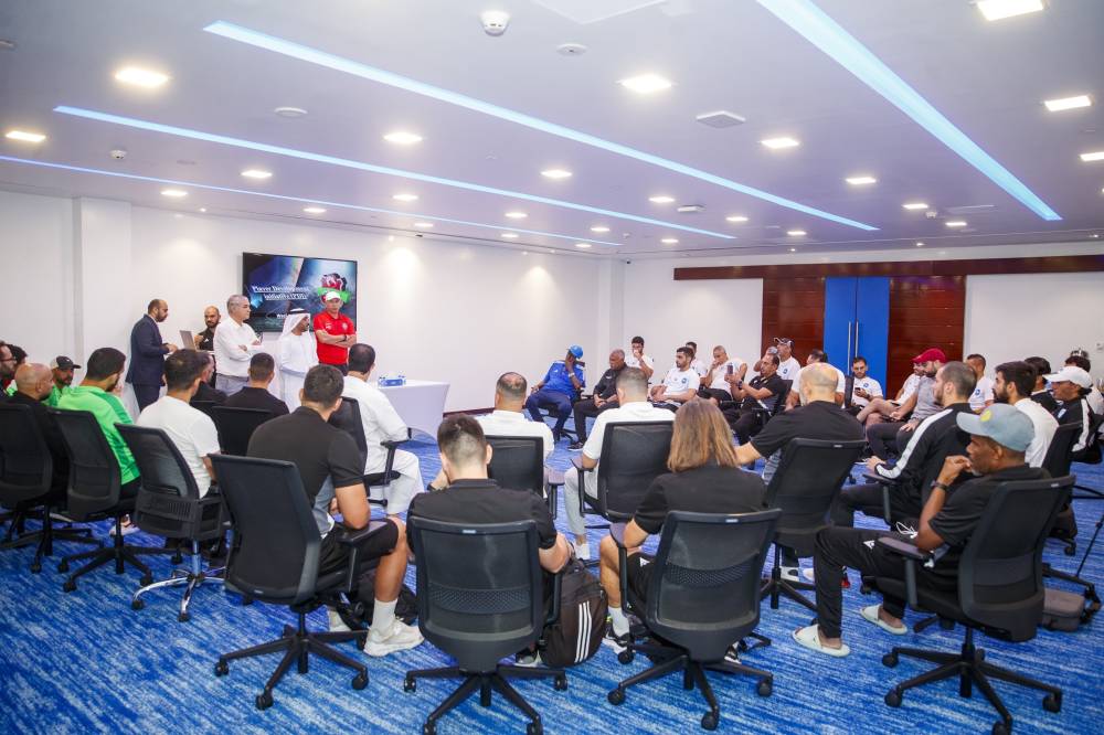 جانب من المحاضرات التي أقيمت في نادي النصر