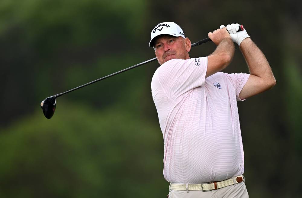 توماس بيورن يتقدم اللاعبين المشاركين