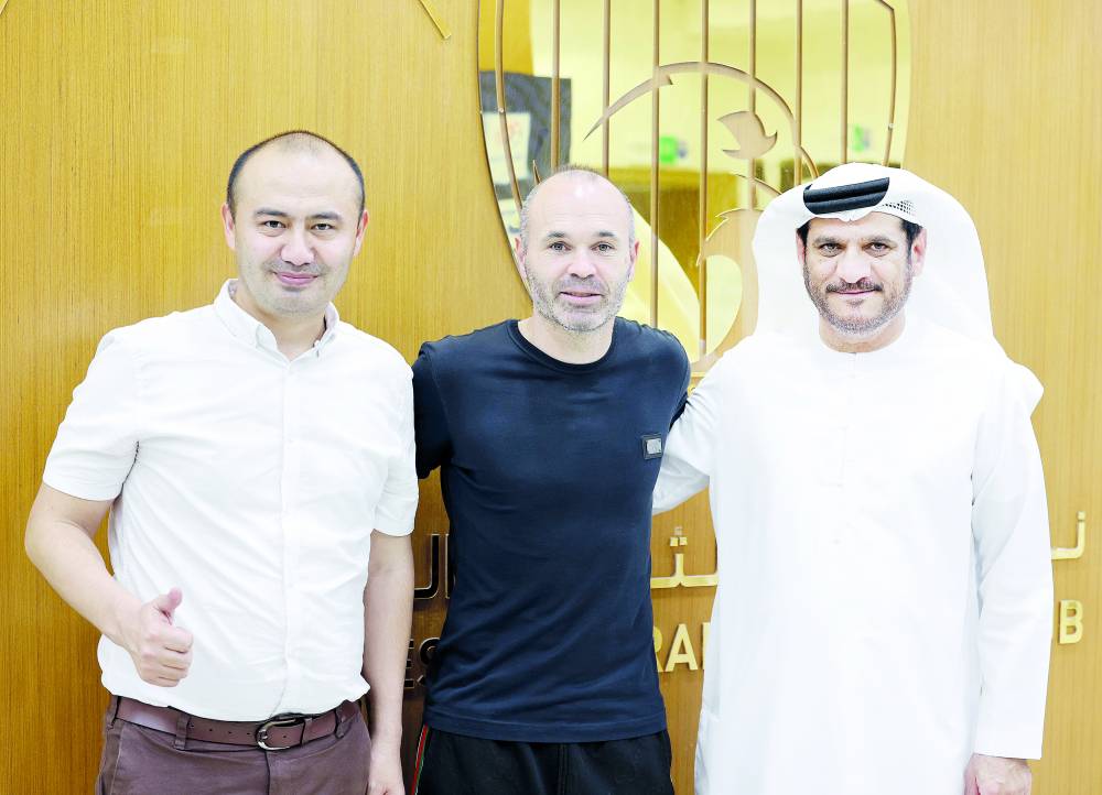 البطران وإنييستا وزوكيرجون في لقطة تذكارية