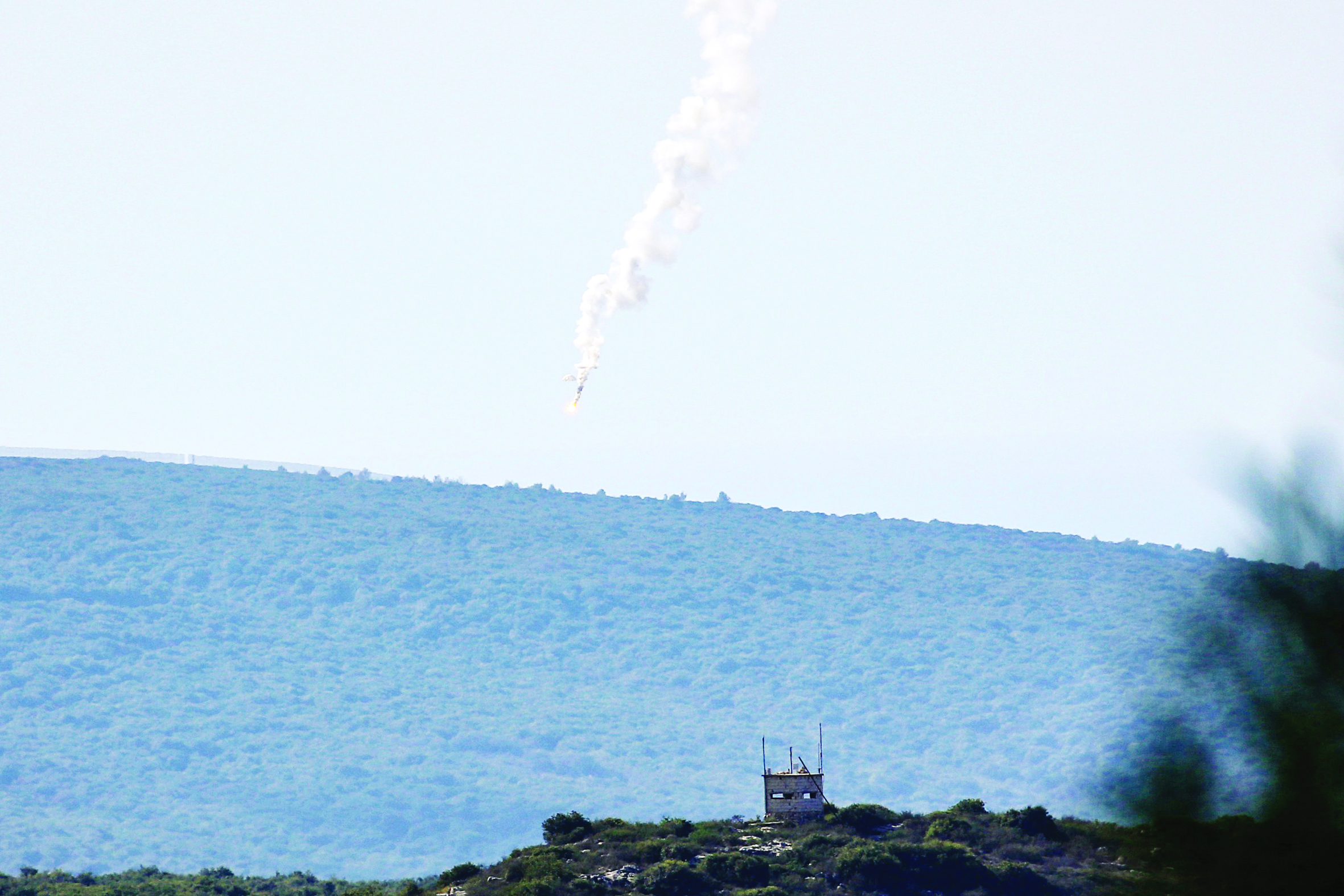  قذائف إسرائيلية فوق منطقة غابات بالقرب من علما الشعب في جنوب لبنان (أ ف ب)
