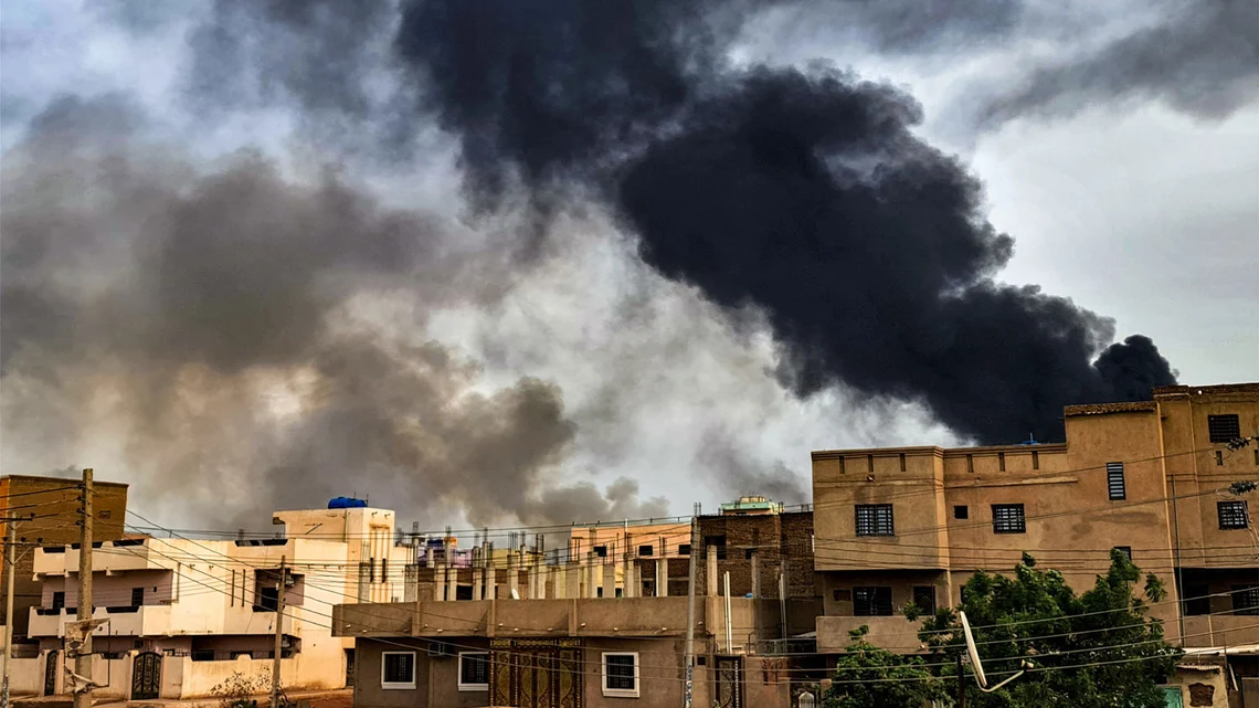أعمدة الدخان تتصاعد في حي بالخرطوم جراء تبادل القصف 