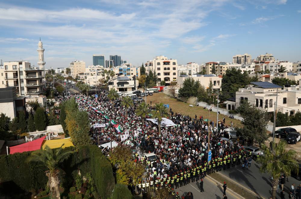 آلاف الأردنيين يتظاهرون في عمان مناصرة لفلسطين وتنديداً بالعدوان على قطاع غزة (رويترز)