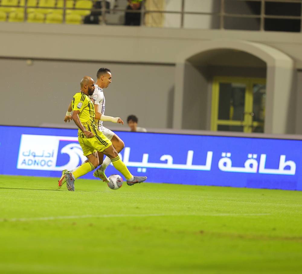 رحيمي يحاول الوصول إلى الكرة