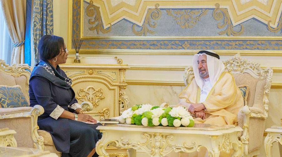  سلطان والرئيسة التنفيذية للمعهد الملكي البريطاني للعمارة 