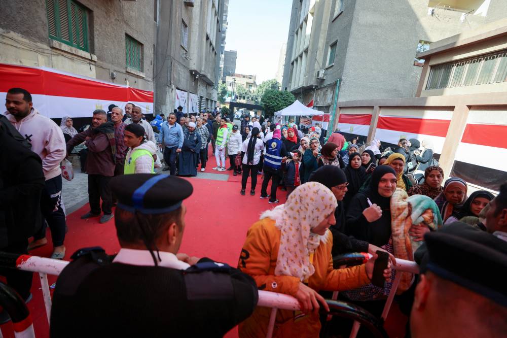 اكتظاظ غير مسبوق في لجان الانتخابات في اليوم الثاني للاقتراع (رويترز)