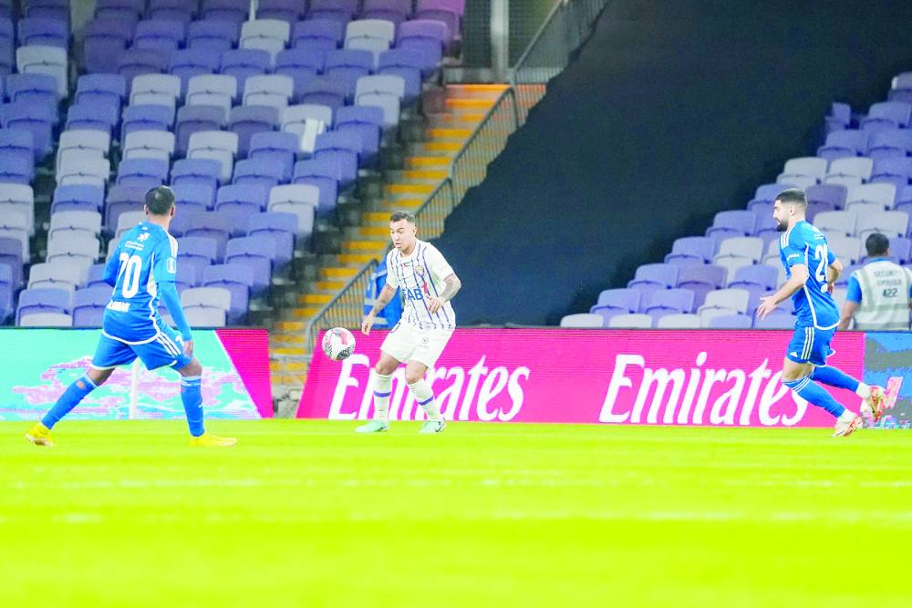 كاكو يحاول السيطرة على الكرة