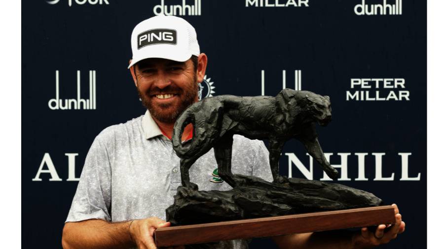 لويس أوس تهاوزن يرفع كأس البطولة على هيئة مجسم الفهد الأسمر