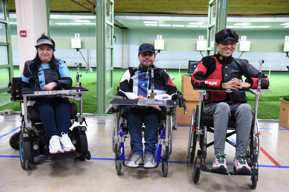 أبطال وضعية الراقد مختلط بعد تتويجهم