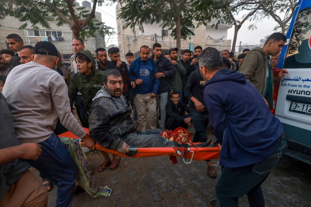 نقل مصاب إثر القصف الإسرائيلي على غزة (أ ف ب)