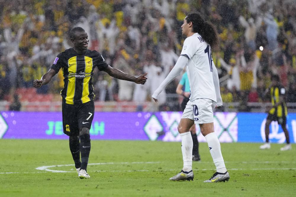 كانتي يحتفل بتسجيل الهدف الثاني لفريقه