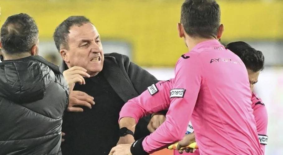 الحكم التركي يغادر المستشفى بعد تعرضه لاعتداء على أرض الملعب