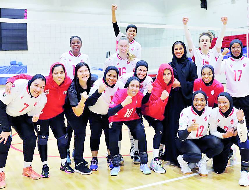لقطة جماعية لفريق الكرة الطائرة بنادي الشارقة للمرأة