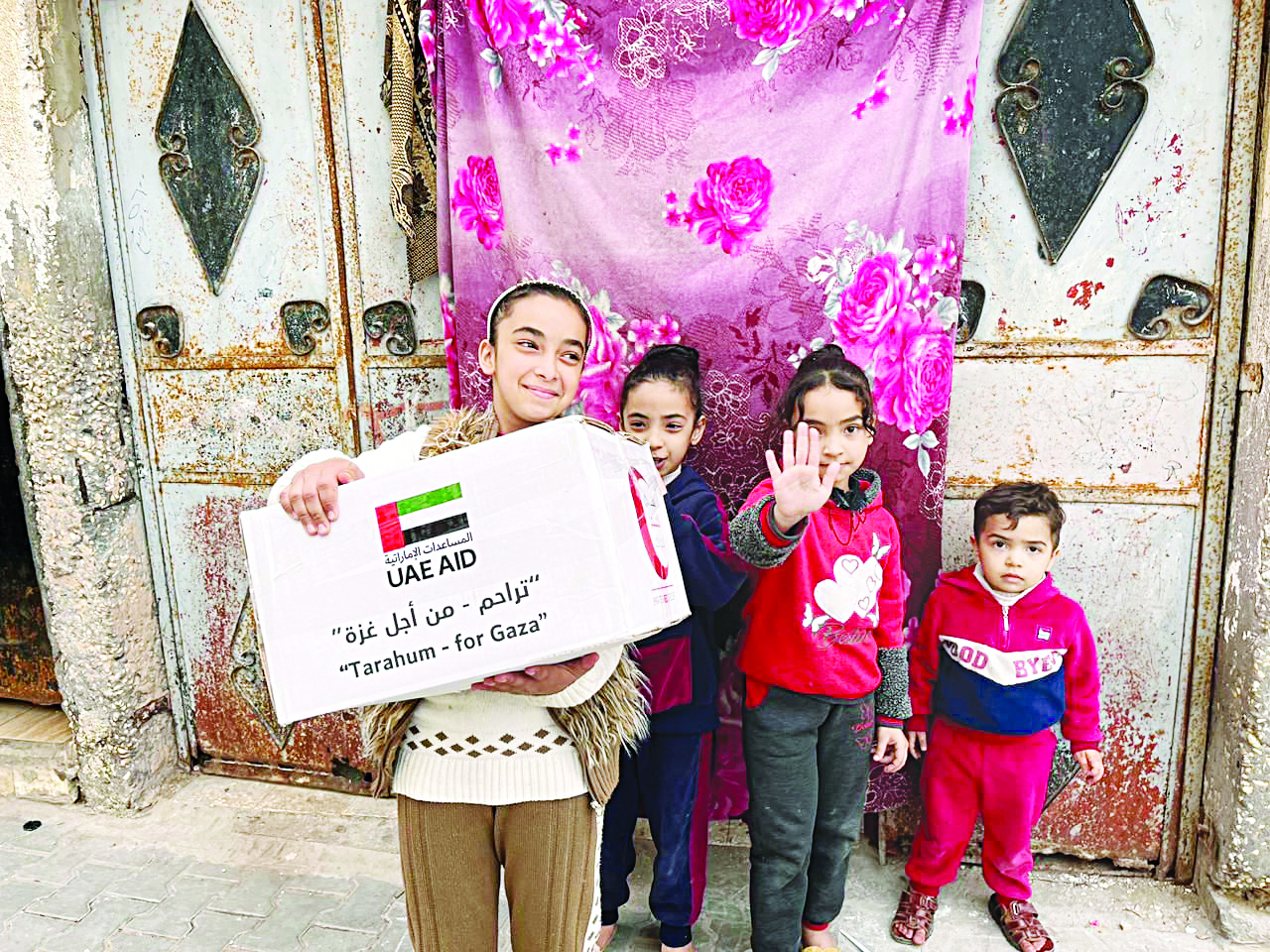 أطفال يحملون مساعدات إماراتية في غزة (وام) 