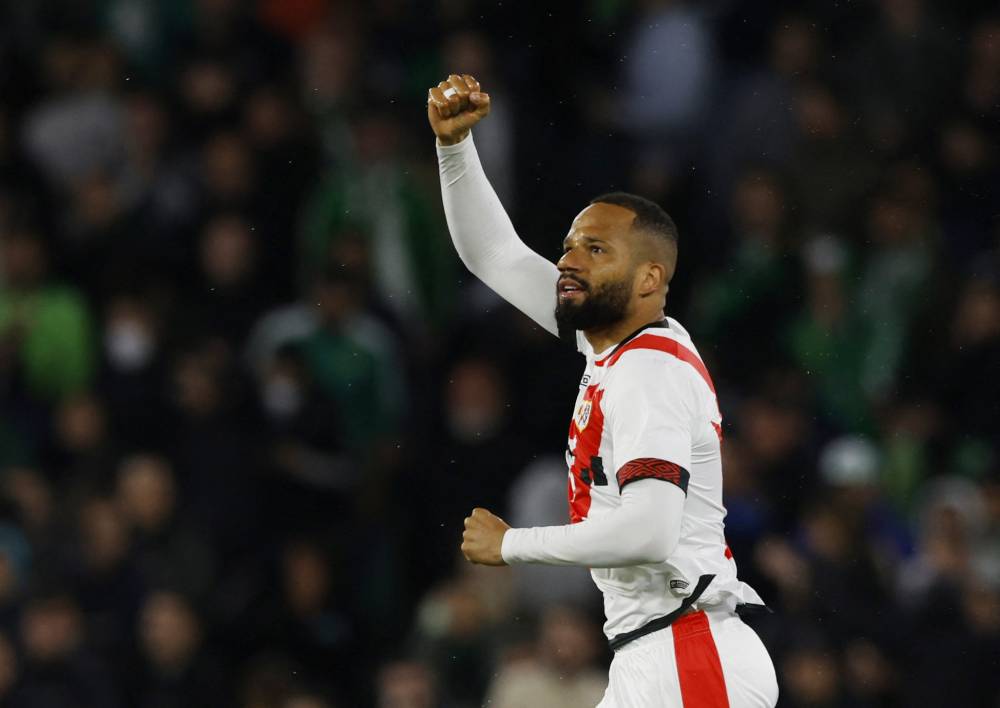 بيبي يحتفل بقميص فايكانو 