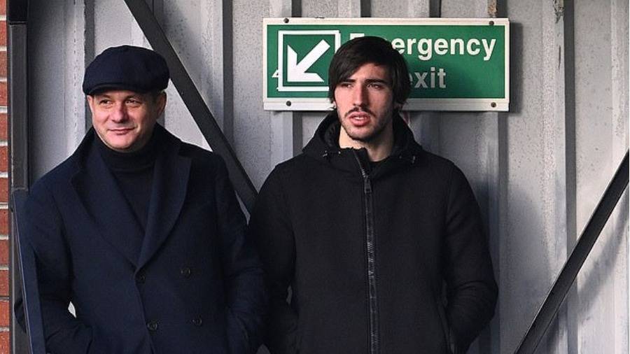 تونالي مع مدير قسم الكشافة