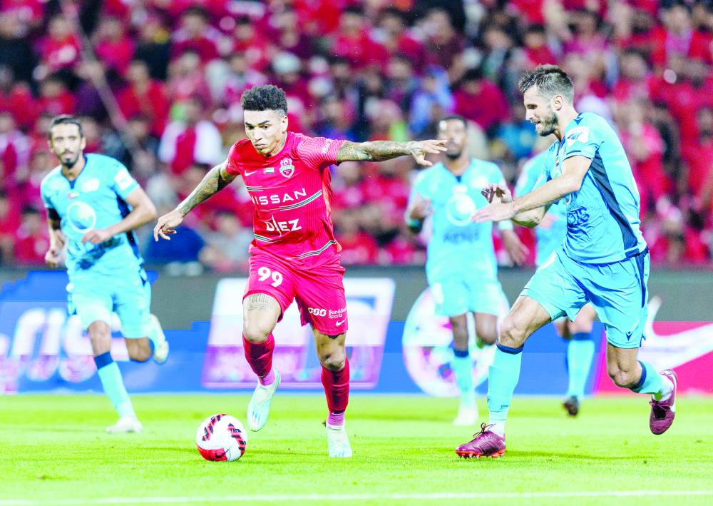 من لقاء الموسم الماضي بين شباب الأهلي وبني ياس