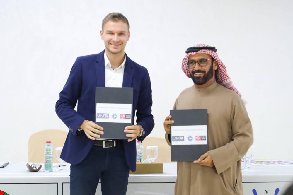 أحمد إبراهيم وجاسيك بعد توقيع الاتفاقية