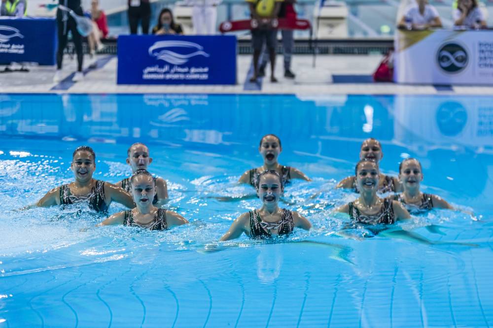 مشاركات يستعرضن في الماء