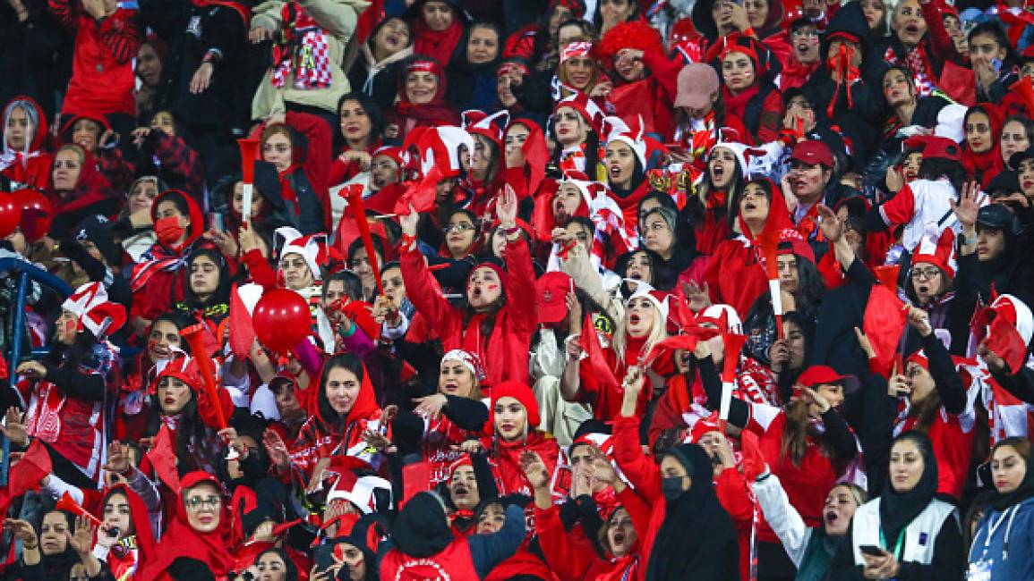 «فيفا» يُرحّب بحضور 3000 مشجّعة مباراة كرة قدم في إيران
