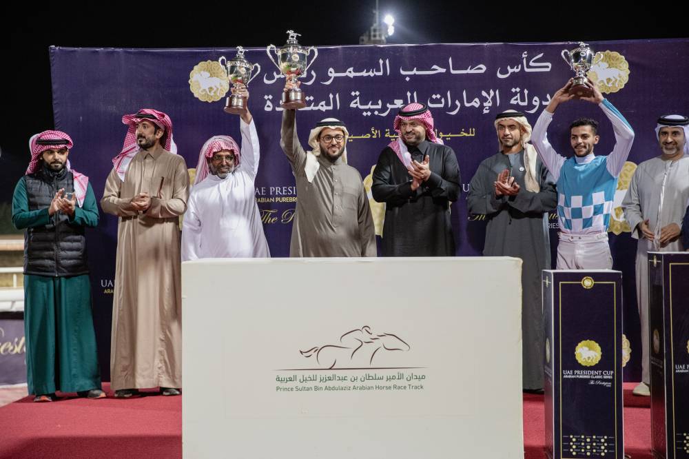 نهيان بن سيف وفهد بن خالد خلال تتويج بطل الشوط الرئيسي