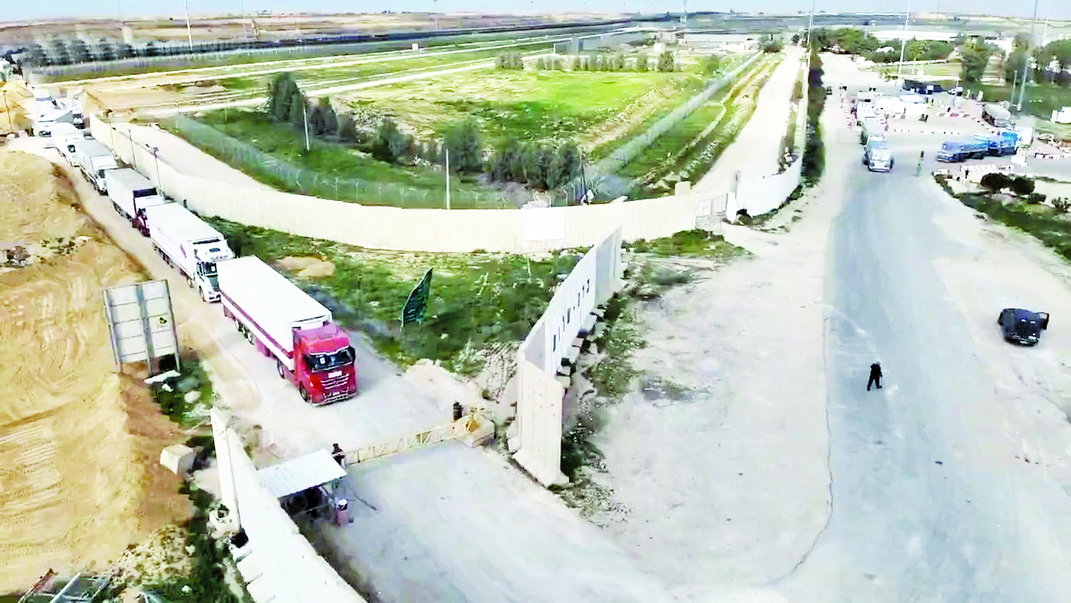 شاحنات المساعدات تنتظر التفتيش عند معبر كرم أبو سالم (أرشيفية)