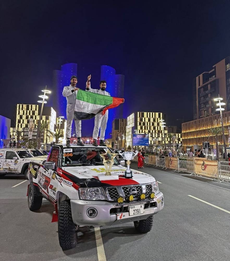 
البلوشي والعجمي يحتفلان بالفوز برالي قطر