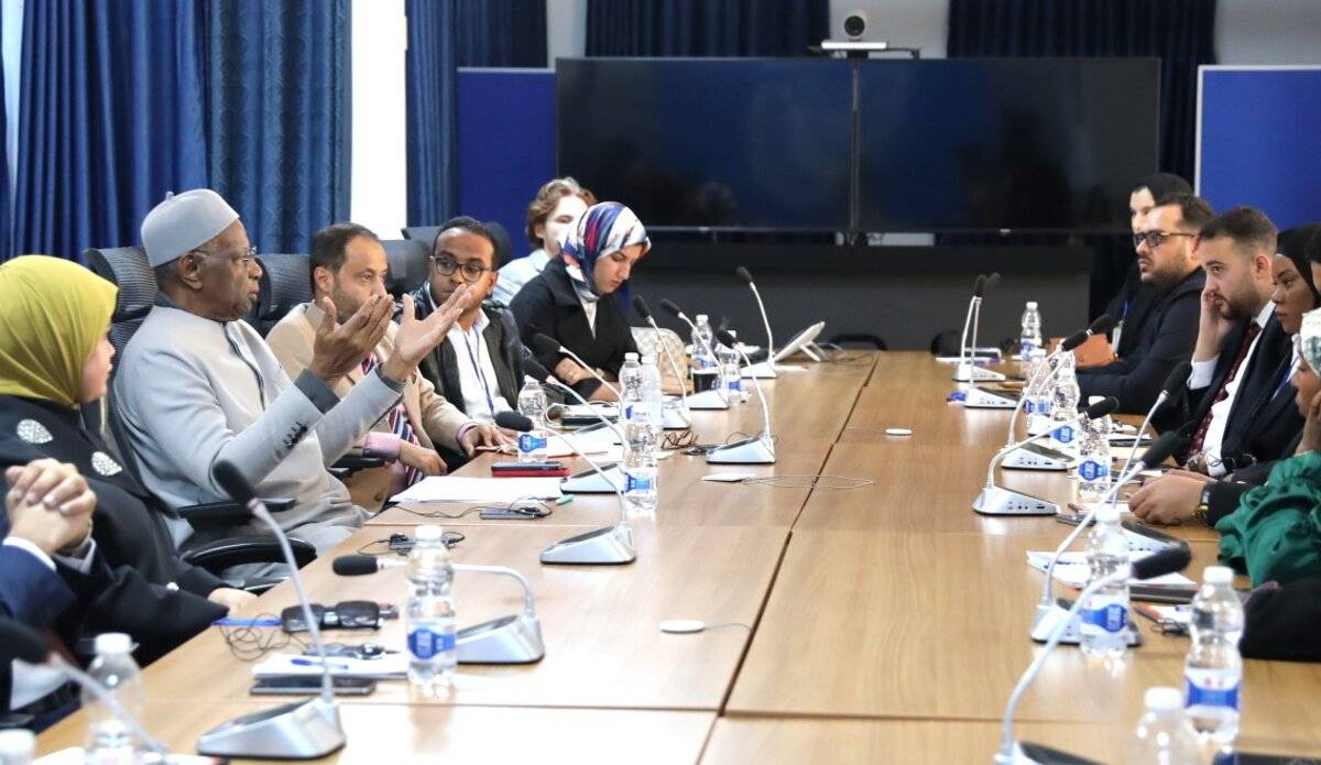 باتيلي خلال اجتماعه مع مجموعة من الشباب الليبي 