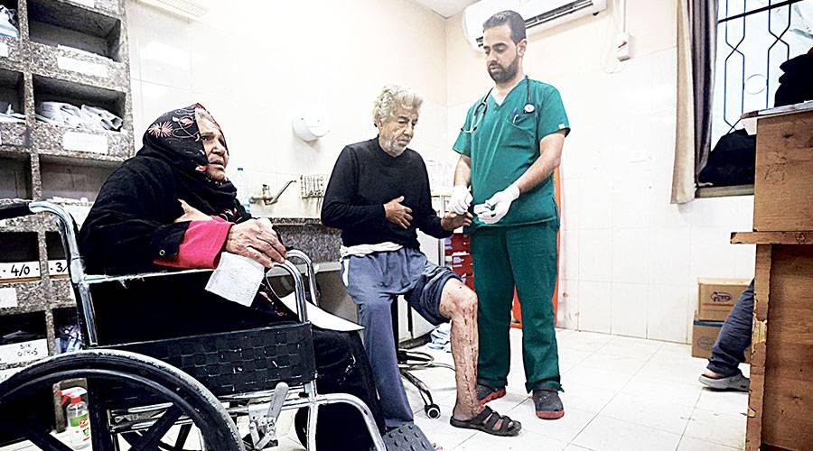 مسن فلسطيني وامرأة يتلقيان رعاية طبية في مستشفى ناصر في خان يونس (ا ف ب) 
