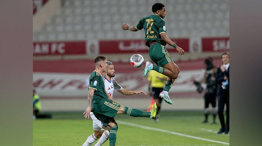  محمد عوض الله لاعب خورفكان يقفز لترويض الكرة (تصوير: يوسف الأمير) 
