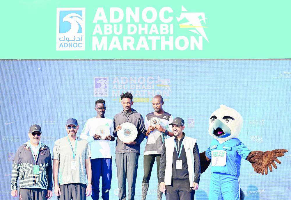 العواني والمزروعي خلال تتويج فئة الرجال