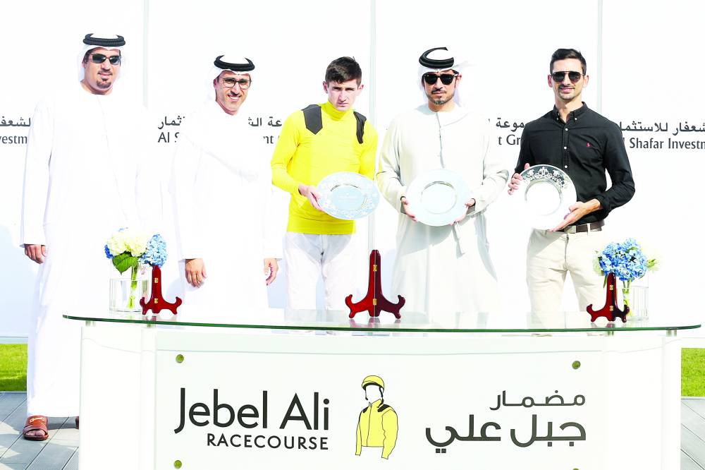 الشحي والشعفار خلال تتويج فارس ومدرب «كالبرق» (تصوير: هيثم الخاتم)