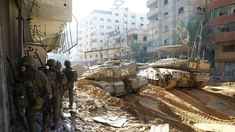 آليات عسكرية اسرائيلية تجرف مستشفى كمال عدوان في غزة
