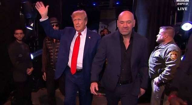 دانا وايت بجانب ترامب 