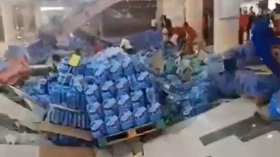 شرطة دبي: سقوط جزء صغير من مبنى تابع لـ«الملا بلازا» بسبب التخزين الخاطئ 