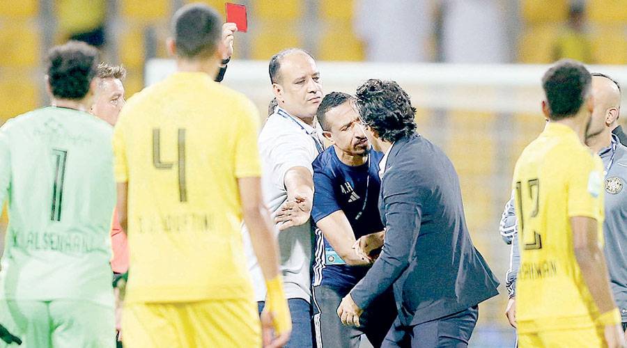 مدرب كلباء فرهاد ينال بطاقة حمراء (تصوير: هيثم الخاتم)