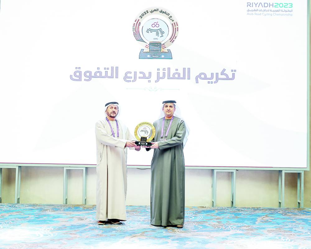 فيصل بن حميد يهدي منصور بوعصيبة درع التفوق