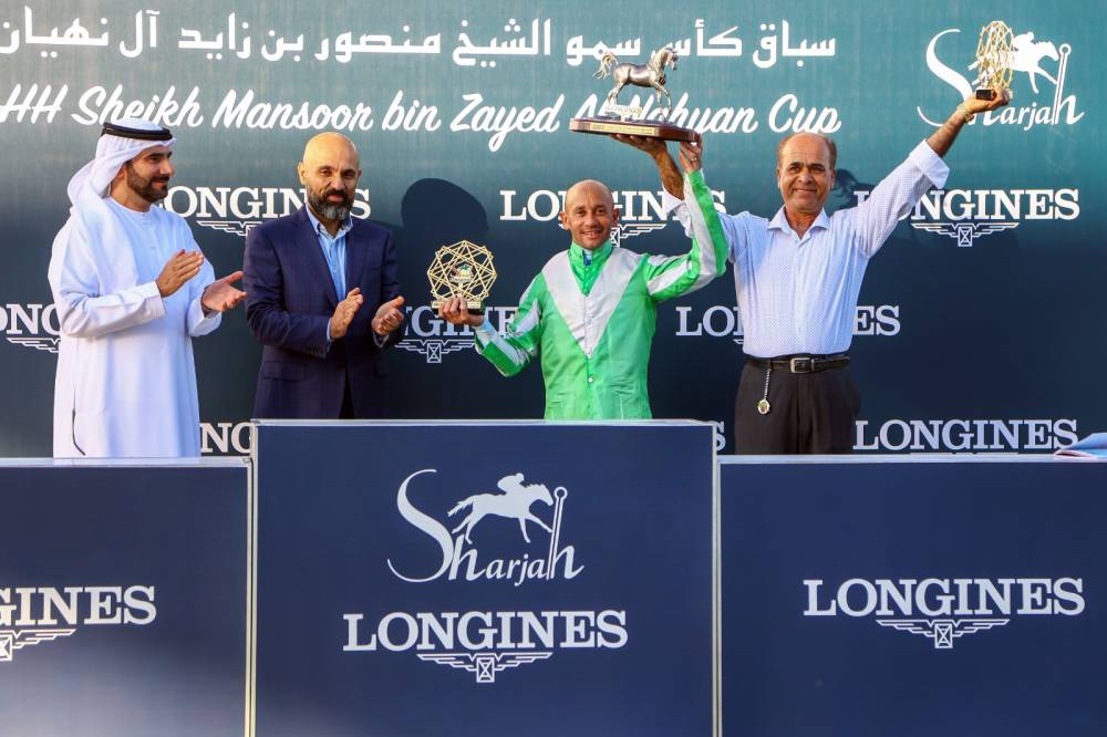 اليحيائي وعون خلال تتويج الفائزين 