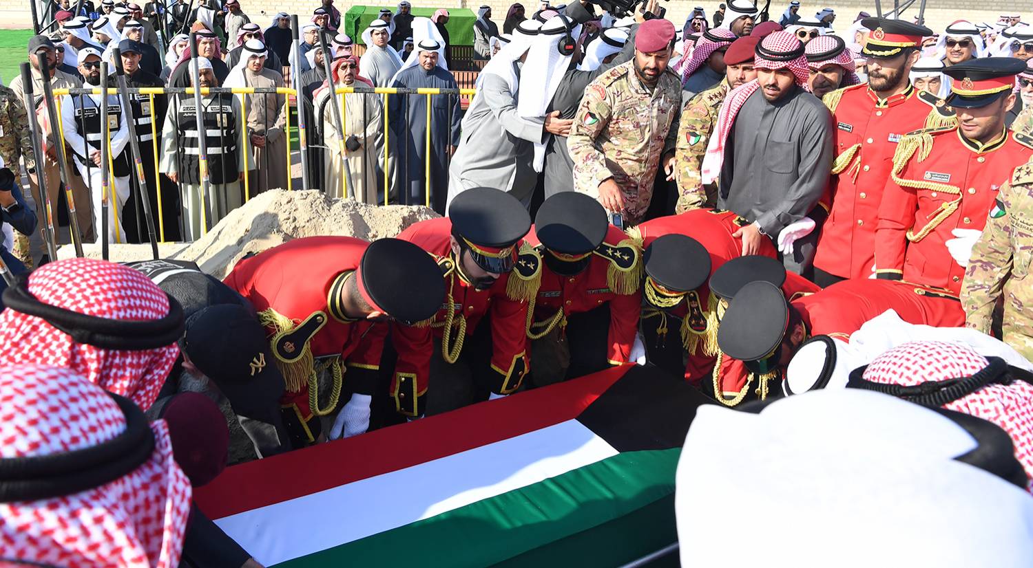 جثمان أمير الكويت الراحل ملفوفاً بالعلم الوطني يوارى الثرى بمقبرة الصليبخات (كونا)