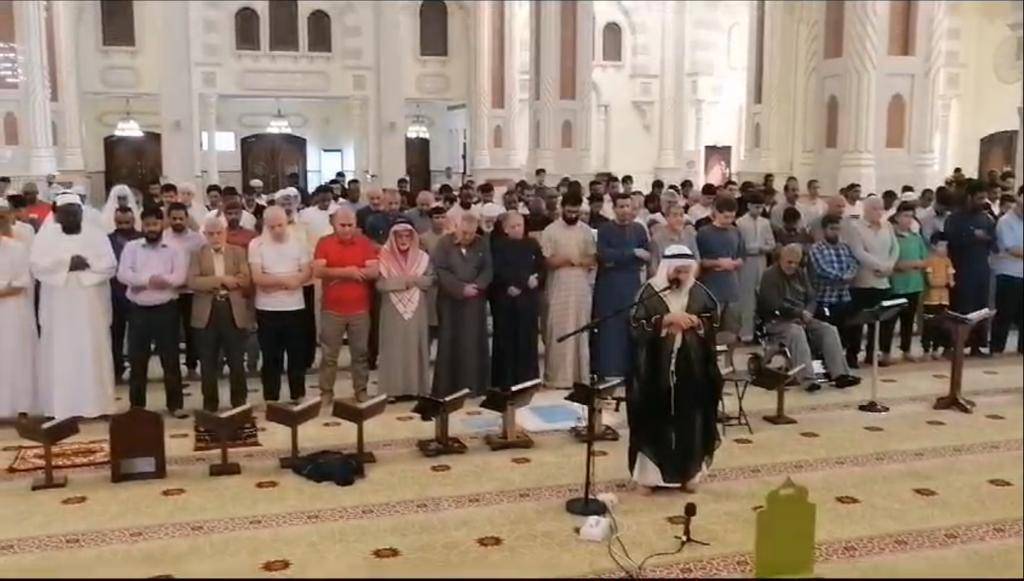 جموع المصلين تؤدّي صلاة الغائب على الشيخ نواف الأحمد