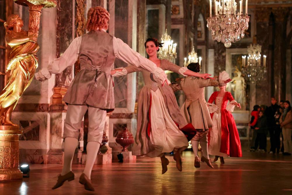 حفلة رقص من داخل فرساي (أ.ف.ب)