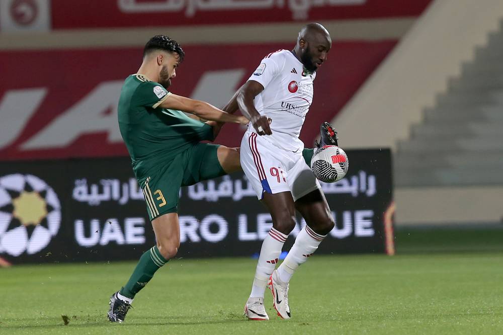 صراع على الكرة في مباراة الشارقة وخورفكان (تصوير: يوسف الأمير)