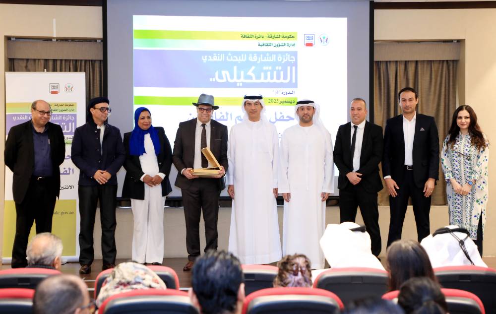 عبدالله العويس ومحمد القصير مع الفائزين بالجائزة