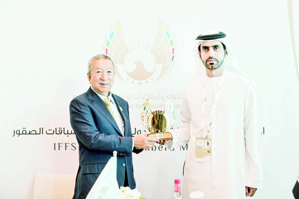 راشد بن مرخان يهدي ميانغ درعاً تذكارية