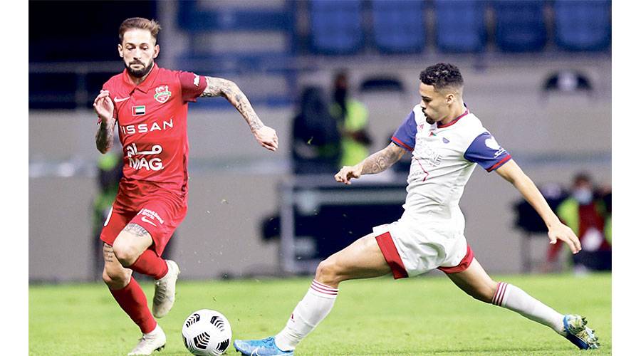 من لقاء سابق بين شباب الأهلي والشارقة 