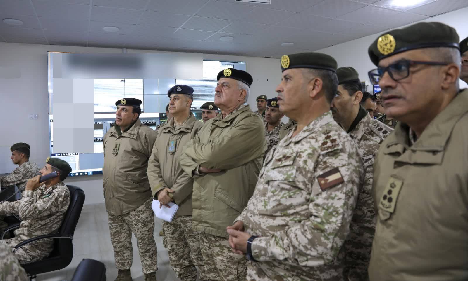 الحنيطي خلال متابعته مجريات العملية العسكرية على الحدود مع سوريا (بترا) 