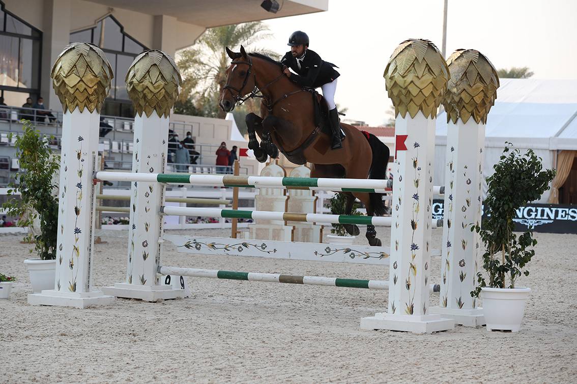 من منافسات القفز في نادي أبوظبي للفروسية